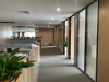 Painel de parede de vidro temperado com partição modular de escritório modular contemporâneo para interiores comerciais