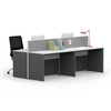 A equipe de materiais ecológicos ergonômicos utiliza estações de trabalho e mesas de escritório minimalistas