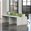 Funcionários mesa ergonômica e estações de trabalho confortáveis ​​para a equipe do escritório