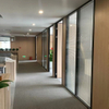 Sistema de partição de vidro modular flexível para escritórios modernos Design reconfigurável de altura ajustável