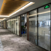 Painel de parede de vidro temperado com partição modular de escritório modular contemporâneo para interiores comerciais