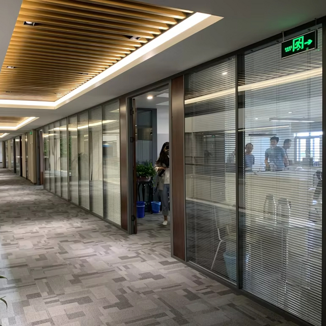 Painel de parede de vidro temperado com partição modular de escritório modular contemporâneo para interiores comerciais