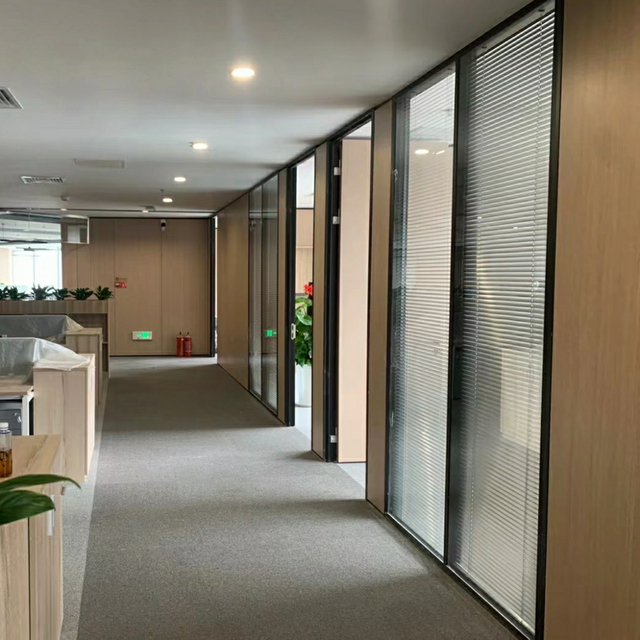 Painel de partição de vidro modular para escritórios Solução de parede isolada de alta transparência