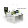 A equipe de materiais ecológicos ergonômicos utiliza estações de trabalho e mesas de escritório minimalistas