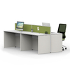 A equipe de materiais ecológicos ergonômicos utiliza estações de trabalho e mesas de escritório minimalistas