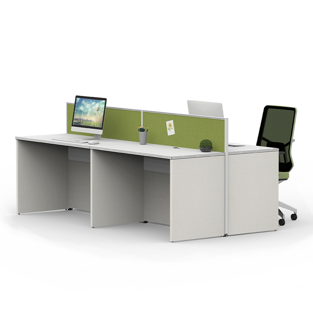 A equipe de materiais ecológicos ergonômicos utiliza estações de trabalho e mesas de escritório minimalistas